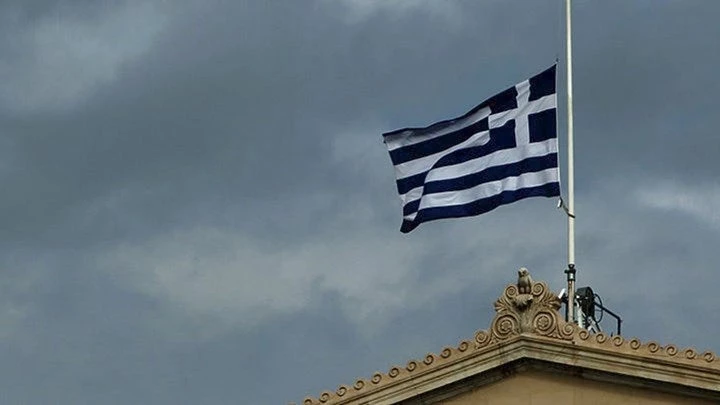 Μεσίστια η σημαία της Βουλής για τα θύματα από τις φονικές πυρκαγιές